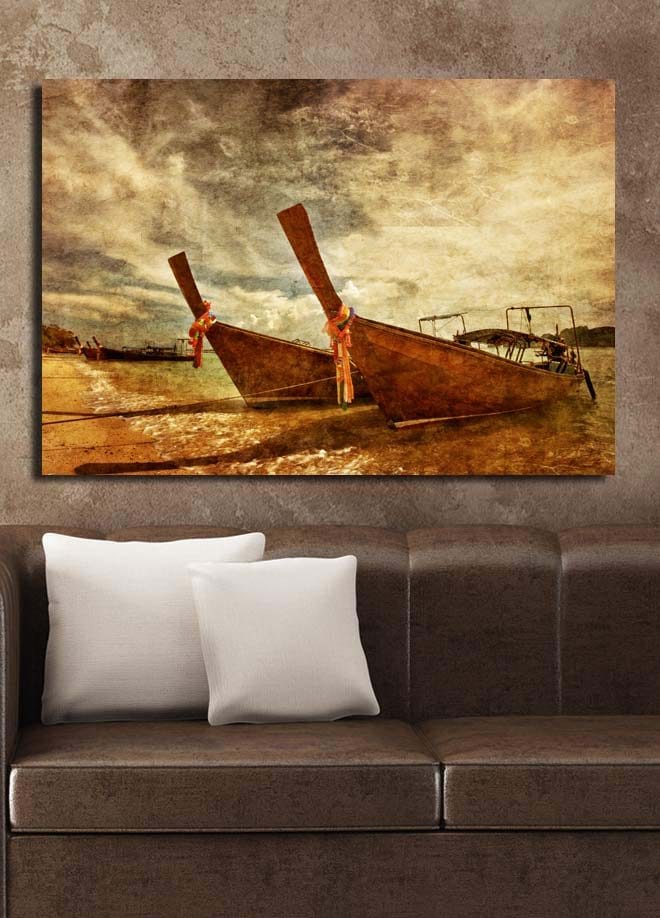 Canvas taulu 70x100 cm - Kaksi perinteistä thaimaalaista venettä rannalla - Ruskea / Beige / Oranssi - Sisustustuotteet - Taulu & taide - Canvas-taulu