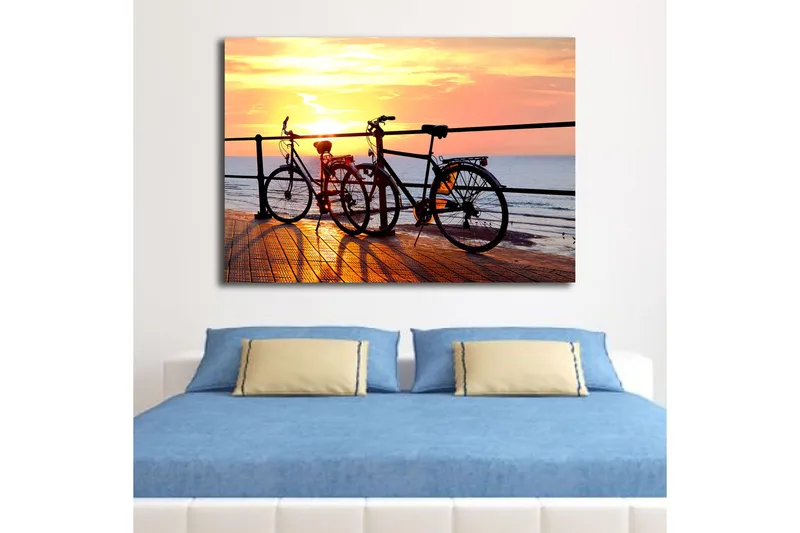 Canvas taulu 70x100 cm - Kaksi polkupyörää laiturilla auringonlaskun aikaan meren yllä - Oranssi / Musta / Keltainen - Sisustustuotteet - Taulu & taide - Canvas-taulu