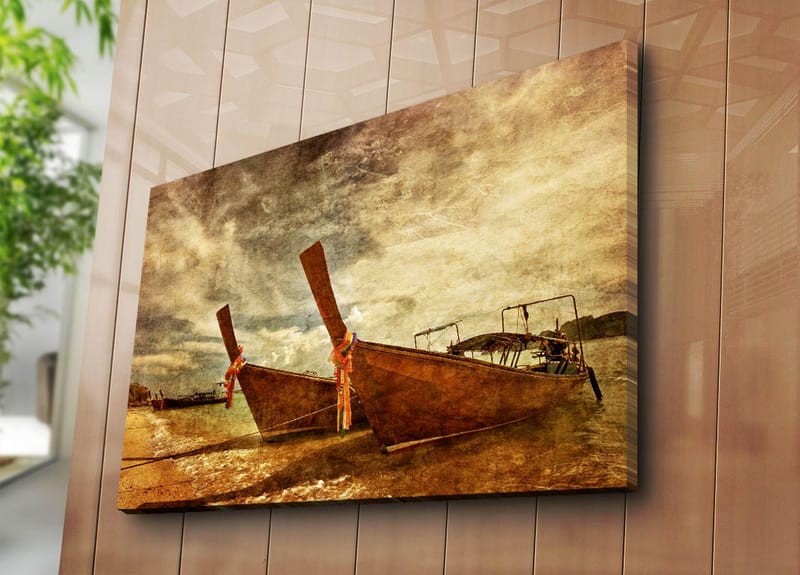 Canvas taulu 70x100 cm - Kaksi perinteistä thaimaalaista venettä rannalla - Ruskea / Beige / Oranssi - Sisustustuotteet - Taulu & taide - Canvas-taulu
