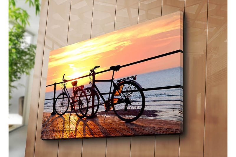 Canvas taulu 70x100 cm - Kaksi polkupyörää laiturilla auringonlaskun aikaan meren yllä - Oranssi / Musta / Keltainen - Sisustustuotteet - Taulu & taide - Canvas-taulu