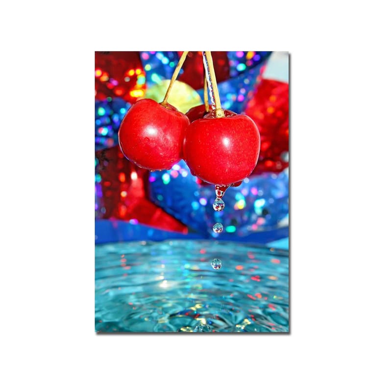 Canvas taulu 70x100 cm - Kaksi punaista kirsikkaa roikkuu vedenpinnan yllä ja pisarat putoavat alas - Punainen / Sininen / Turkoosi - Sisustustuotteet - Taulu & taide - Canvas-taulu