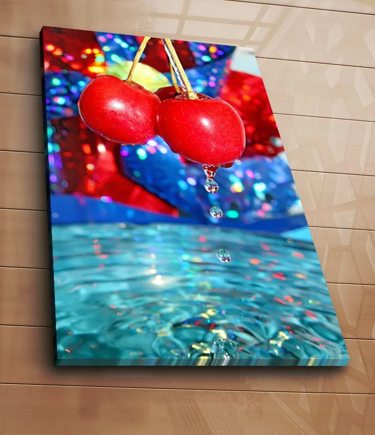 Canvas taulu 70x100 cm - Kaksi punaista kirsikkaa roikkuu vedenpinnan yllä ja pisarat putoavat alas - Punainen / Sininen / Turkoosi - Sisustustuotteet - Taulu & taide - Canvas-taulu