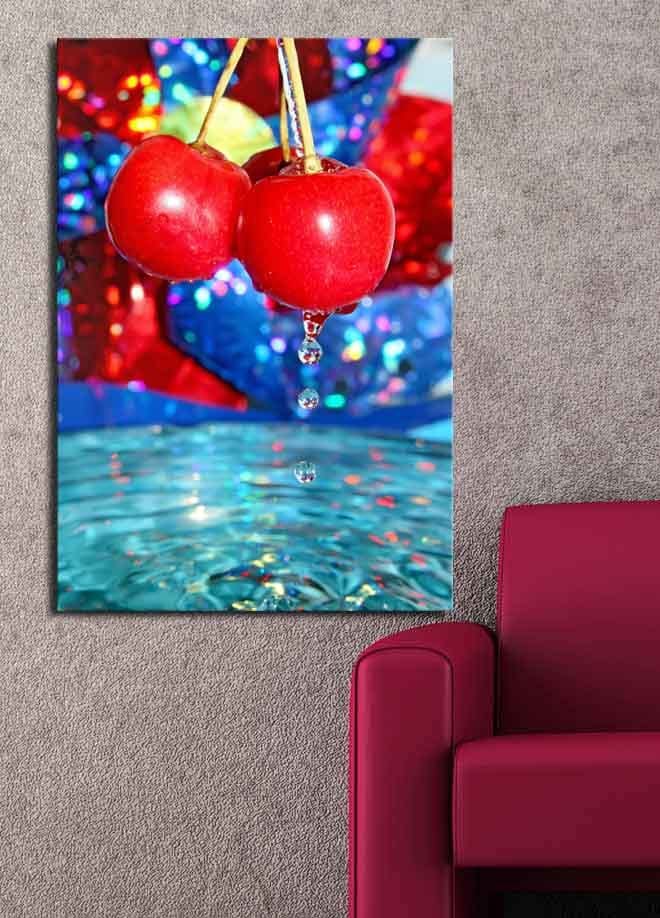 Canvas taulu 70x100 cm - Kaksi punaista kirsikkaa roikkuu vedenpinnan yllä ja pisarat putoavat alas - Punainen / Sininen / Turkoosi - Sisustustuotteet - Taulu & taide - Canvas-taulu
