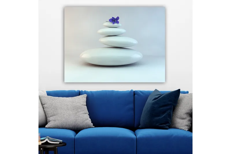Canvas taulu 70x100 cm - Kasa valkoisia kiviä ja päällä violetti kukka - Valkoinen / violetti - Sisustustuotteet - Taulu & taide - Canvas-taulu