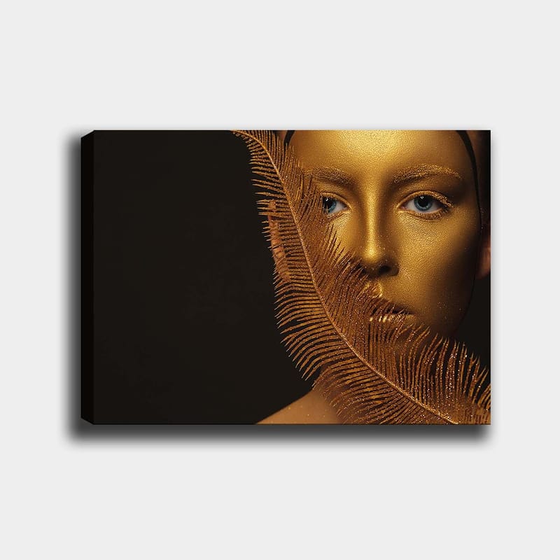 Canvas taulu 70x100 cm - Kasvokuva kultaisella pinnalla ja sinisillä silmillä, koristeellisen höyhenmäisen rakenteen ympäröimänä - Kulta / Sininen - Sisustustuotteet - Taulu & taide - Canvas-taulu