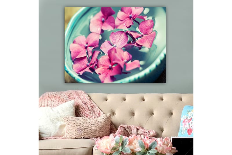 Canvas taulu 70x100 cm - Kauniit vaaleanpunaiset kukat kelluvat turkoosissa kulhossa, Vaaleanpunainen / Turkoosi
