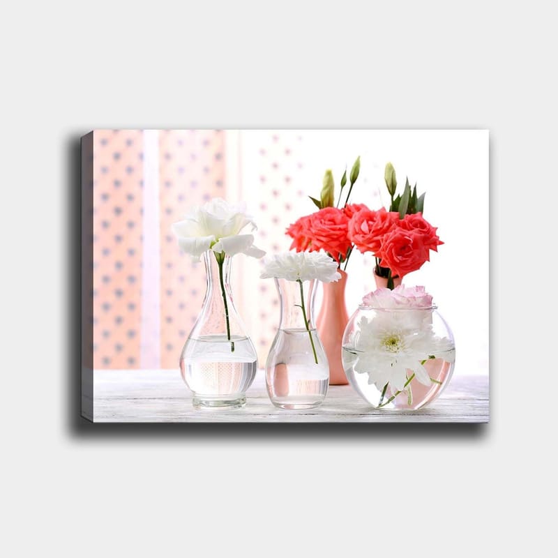 Canvas taulu 70x100 cm - Kauniita kukkia lasimaljakoissa, jotka luovat raikkaan ja eloisan tunnelman, Valkoinen / Koralli / Vihreä