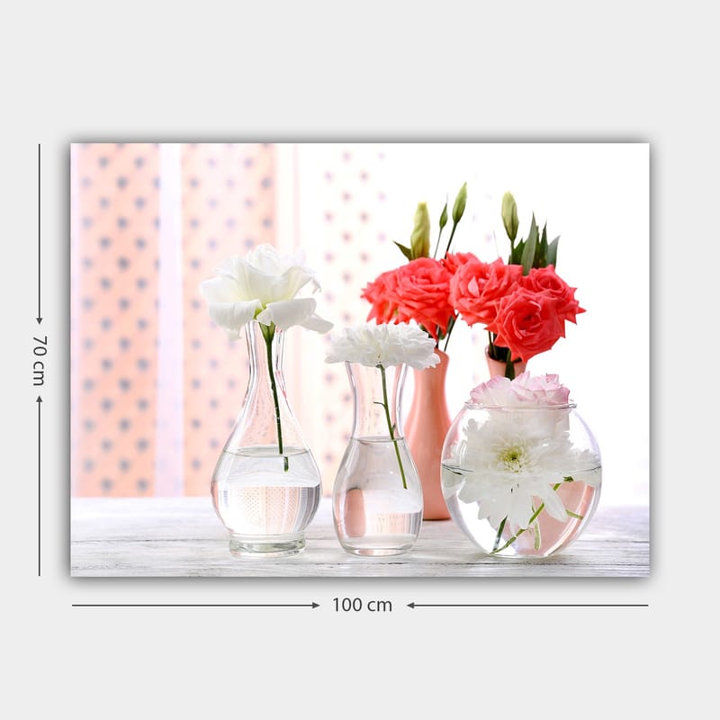 Canvas taulu 70x100 cm - Kauniita kukkia lasimaljakoissa, jotka luovat raikkaan ja eloisan tunnelman - Valkoinen / Koralli / Vihreä - Sisustustuotteet - Taulu & taide - Canvas-taulu