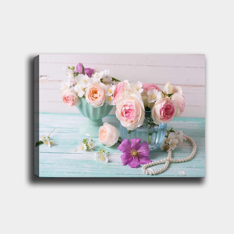 Canvas taulu 70x100 cm - Kauniita kukkia pastellisävyisissä maljoissa romanttisella tunnelmalla, Vaaleanpunainen / Mintunvihreä / Violetti