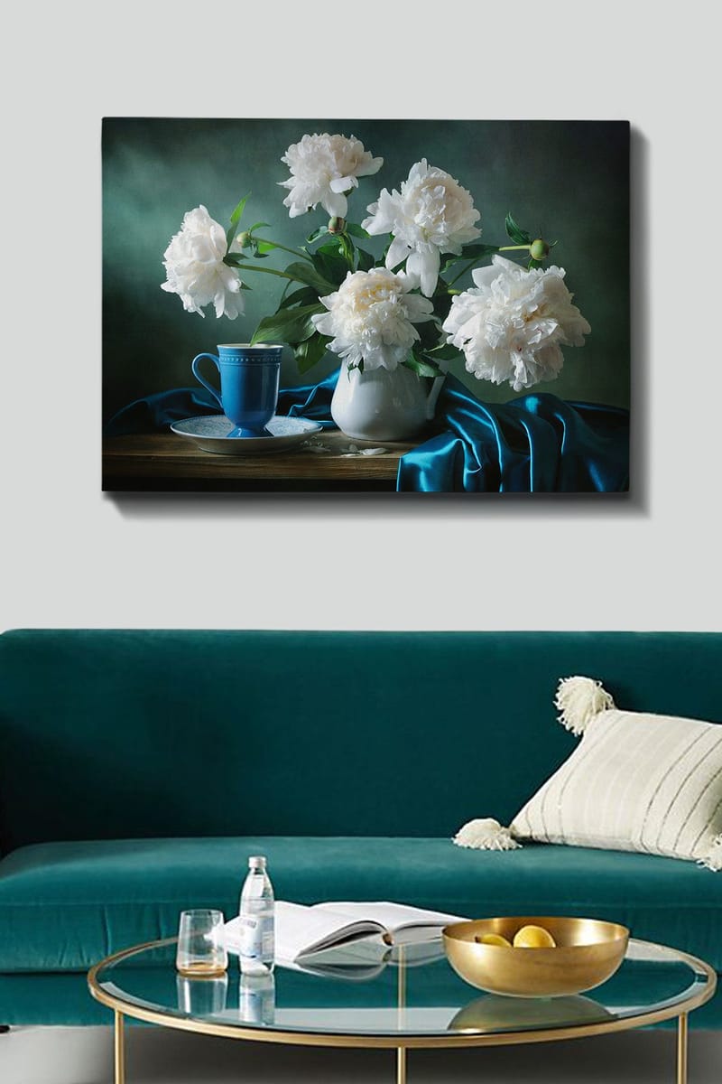 Canvas taulu 70x100 cm - Kaunis asetelma, jossa valkoiset pionit maljakossa ja sininen kuppi pöydällä - Valkoinen / Sininen / Vihreä - Sisustustuotteet - Taulu & taide - Canvas-taulu