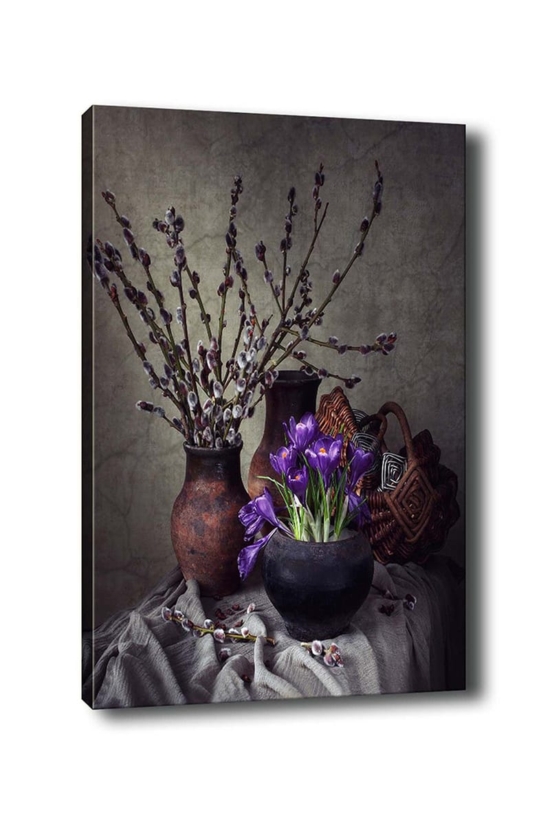 Canvas taulu 70x100 cm - Kaunis asetelma, jossa violetteja kukkia mustassa ruukussa, oksien ja keramiikan ympäröimänä, Violetti / Musta / Ruskea