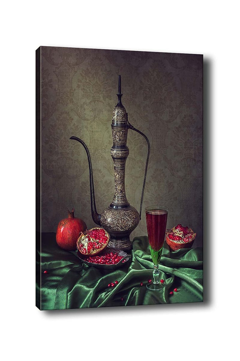 Canvas taulu 70x100 cm - Kaunis asetelma koristeellisella kannulla, granaattiomenoilla ja lasillisella punaista juomaa vihreällä pöytäliinalla, Tummanvihreä / Punainen / Ruskea