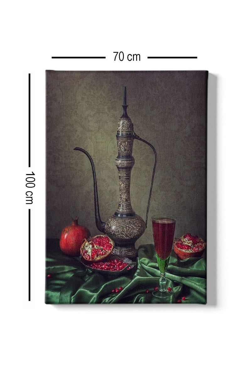 Canvas taulu 70x100 cm - Kaunis asetelma koristeellisella kannulla, granaattiomenoilla ja lasillisella punaista juomaa vihreällä pöytäliinalla - Tummanvihreä / Punainen / Ruskea - Sisustustuotteet - Taulu & taide - Canvas-taulu