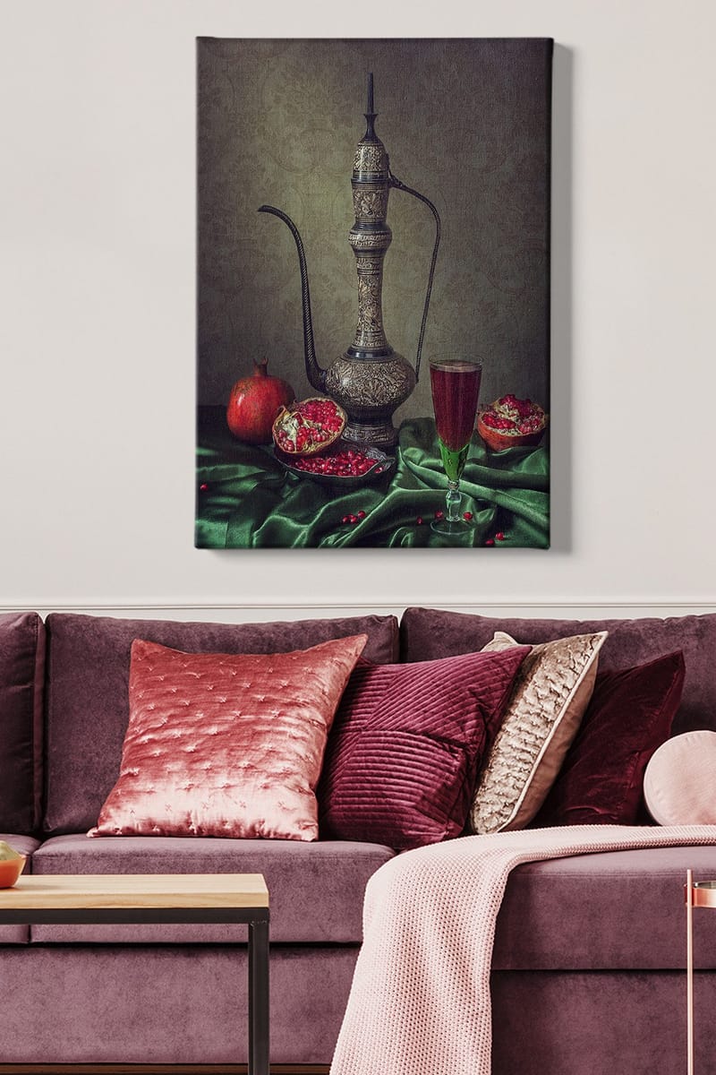 Canvas taulu 70x100 cm - Kaunis asetelma koristeellisella kannulla, granaattiomenoilla ja lasillisella punaista juomaa vihreällä pöytäliinalla - Tummanvihreä / Punainen / Ruskea - Sisustustuotteet - Taulu & taide - Canvas-taulu