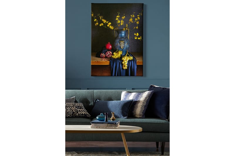 Canvas taulu 70x100 cm - Kaunis asetelma sinisellä maljakolla, joka on täynnä keltaisia kukkia ja hedelmiä, kuten granaattiomenaa ja viinirypäleitä - Sininen / Keltainen / Punainen - Sisustustuotteet - Taulu & taide - Canvas-taulu