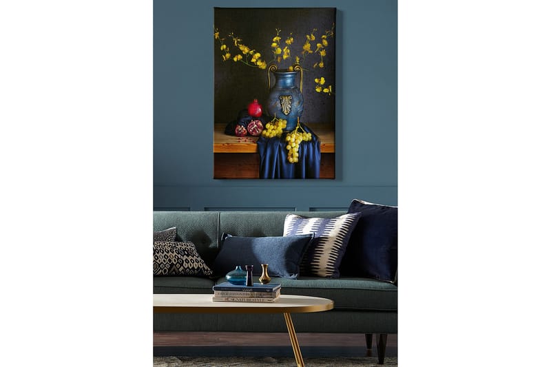 Canvas taulu 70x100 cm - Kaunis asetelma sinisellä maljakolla, joka on täynnä keltaisia kukkia ja hedelmiä, kuten granaattiomenaa ja viinirypäleitä - Sininen / Keltainen / Punainen - Sisustustuotteet - Taulu & taide - Canvas-taulu