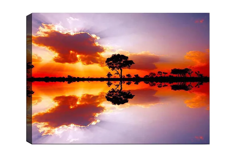 Canvas taulu 70x100 cm - Kaunis auringonlasku, jossa puiden siluetit heijastuvat tyynessä veden pinnassa, Oranssi / Violetti / Musta