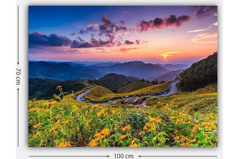 Canvas taulu 70x100 cm - Kaunis auringonlasku kukkivan laakson yllä, taustalla mutkittelevat tiet ja vuoret - Keltainen / Vihreä / Sininen - Sisustustuotteet - Taulu & taide - Canvas-taulu