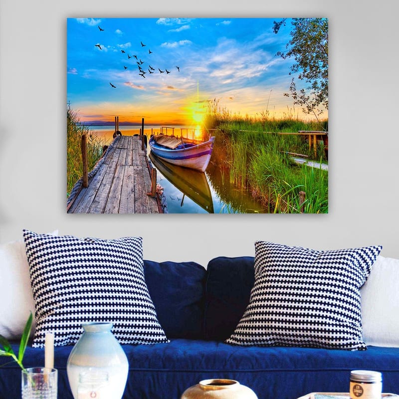 Canvas taulu 70x100 cm - Kaunis auringonlasku rauhallisen järven yllä, vene puisella laiturilla vehreyden ympäröimänä - Sininen / Oranssi / Vihreä - Sisustustuotteet - Taulu & taide - Canvas-taulu