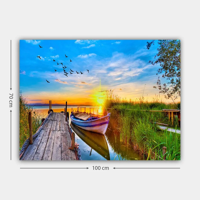 Canvas taulu 70x100 cm - Kaunis auringonlasku rauhallisen järven yllä, vene puisella laiturilla vehreyden ympäröimän ä - Sininen / Oranssi / Vihreä - Sisustustuotteet - Taulu & taide - Canvas-taulu