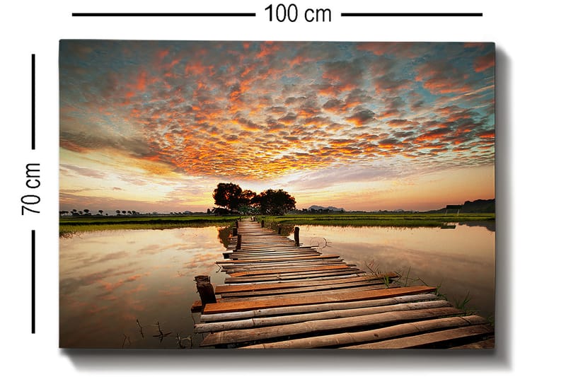 Canvas taulu 70x100 cm - Kaunis auringonlasku peilimäisen järven ylittävän puisen sillan yli - Oranssi / Sininen / Vihreä - Sisustustuotteet - Taulu & taide - Canvas-taulu