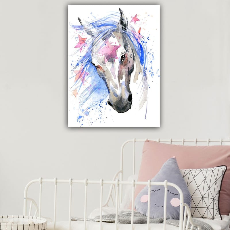 Canvas taulu 70x100 cm - Kaunis hevonen, jolla on hulmuava sininen harja ja vaaleanpunaiset tähdet korostavat aihetta, Sininen / Harmaa / Vaaleanpunainen