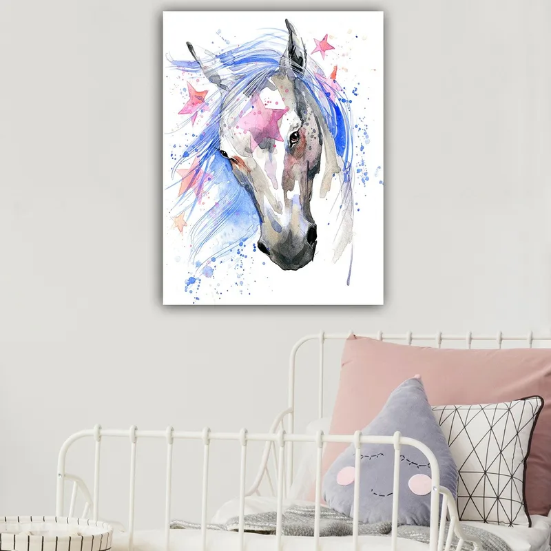 Canvas taulu 70x100 cm - Kaunis hevonen, jolla on hulmuava sininen harja ja vaaleanpunaiset tähdet korostavat aihetta, Sininen / Harmaa / Vaaleanpunainen