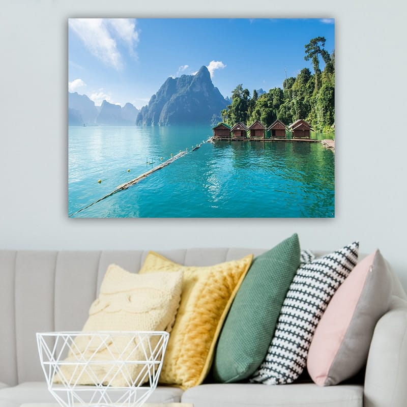 Canvas taulu 70x100 cm - Kaunis järvi mökkineen veden äärellä, majesteettisten vuorten ja rehevän metsän ympäröimänä - Turkoosi / Vihreä / Ruskea - Sisustustuotteet - Taulu & taide - Canvas-taulu