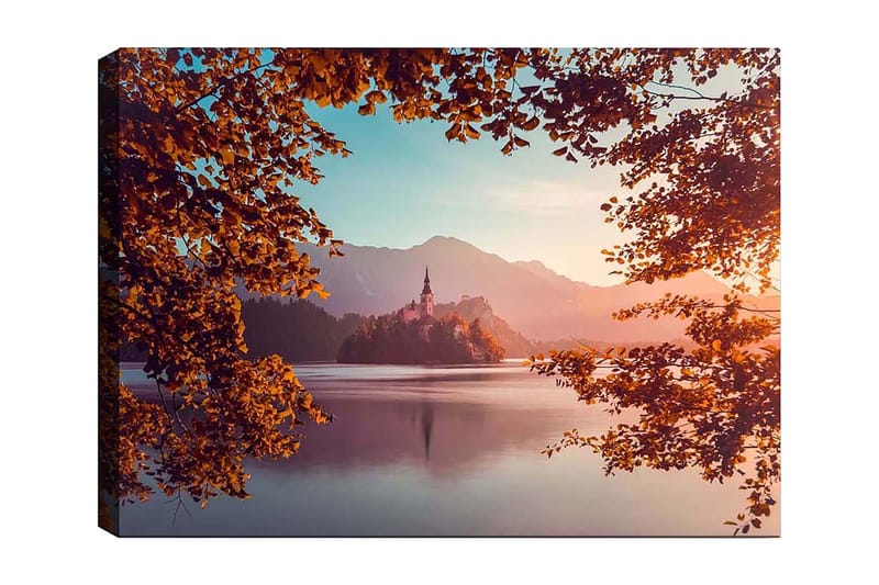 Canvas taulu 70x100 cm - Kaunis järvi saarella ja linnalla, jota ympäröivät syksyn väriset puut ja taustalla vuoret, Oranssi / Sininen / Violetti