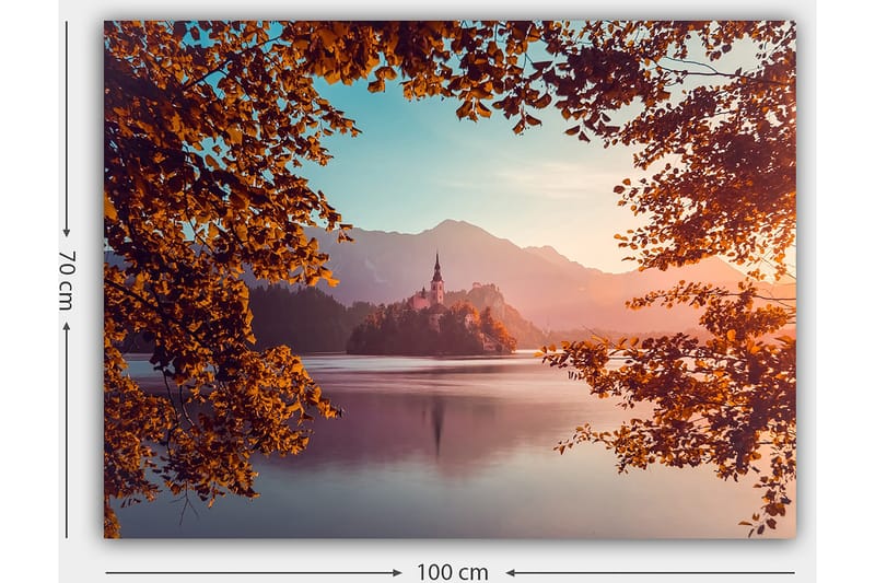 Canvas taulu 70x100 cm - Kaunis järvi saarella ja linnalla, jota ympäröivät syksyn väriset puut ja taustalla vuoret - Oranssi / Sininen / Violetti - Sisustustuotteet - Taulu & taide - Canvas-taulu