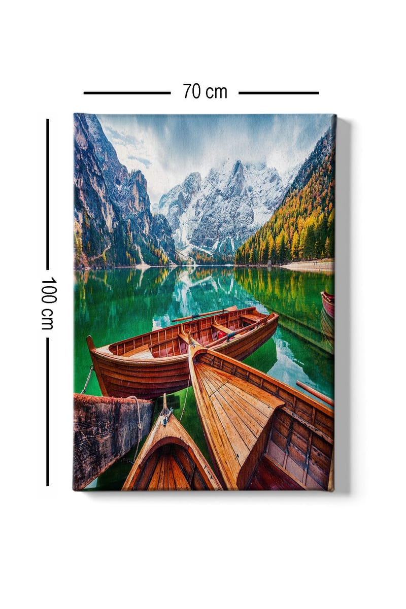 Canvas taulu 70x100 cm - Kaunis järvi useiden puuveneiden ja ympäröivien vuorten ympäröimänä luonnonkauniissa ympäristössä - Vihreä / Ruskea / Sininen - Sisustustuotteet - Taulu & taide - Canvas-taulu