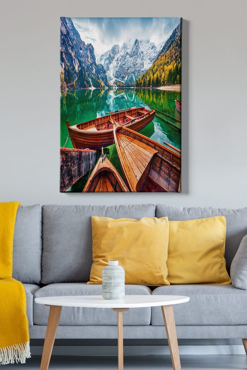 Canvas taulu 70x100 cm - Kaunis järvi useiden puuveneiden ja ympäröivien vuorten ympäröimänä luonnonkauniissa ympäristössä - Vihreä / Ruskea / Sininen - Sisustustuotteet - Taulu & taide - Canvas-taulu