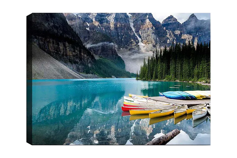 Canvas taulu 70x100 cm - Kaunis järvi värikkäine kanooteineen luonnonkauniiden vuoristojen keskellä, Turkoosi / Vihreä / Keltainen