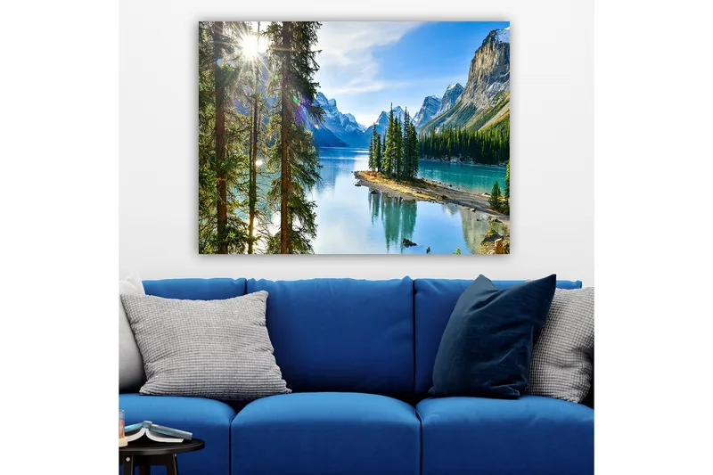 Canvas taulu 70x100 cm - Kaunis järvimaisema korkeine vuorineen ja tiheänevän vehreytensä heijastuessa veteen, Vihreä / Sininen / Ruskea