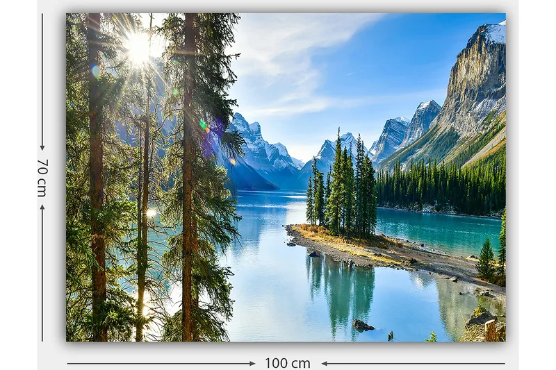 Canvas taulu 70x100 cm - Kaunis järvimaisema korkeine vuorineen ja tiheänevän vehreytensä heijastuessa veteen - Vihreä / Sininen / Ruskea - Sisustustuotteet - Taulu & taide - Canvas-taulu