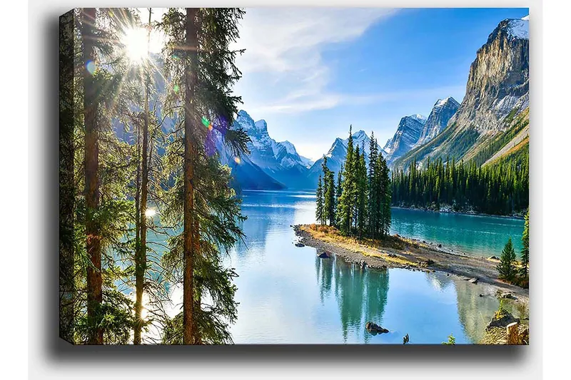 Canvas taulu 70x100 cm - Kaunis järvimaisema korkeine vuorineen ja tiheänevän vehreytensä heijastuessa veteen - Vihreä / Sininen / Ruskea - Sisustustuotteet - Taulu & taide - Canvas-taulu