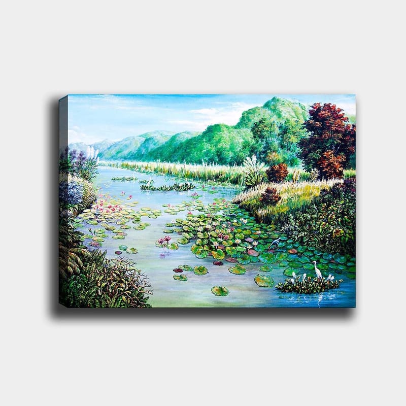 Canvas taulu 70x100 cm - Kaunis järvimaisema lumpeen ja ympäröivän vehreyden kera, Vihreä / Sininen / Vaaleanpunainen