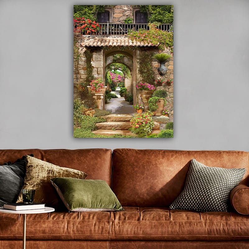 Canvas taulu 70x100 cm - Kaunis ja rehevä puutarha kukka-asetelmilla ja kivikaari, joka johtaa vehreälle kävelytielle - Vihreä / Vaaleanpunainen / Beige - Sisustustuotteet - Taulu & taide - Canvas-taulu