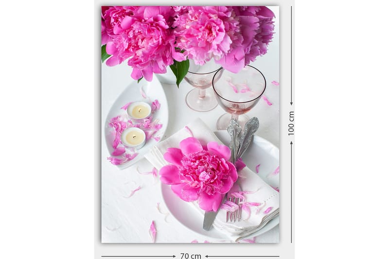 Canvas taulu 70x100 cm - Kaunis kattaus vaaleanpunaisilla pioneilla ja eleganteilla laseilla - Vaaleanpunainen / Valkoinen - Sisustustuotteet - Taulu & taide - Canvas-taulu