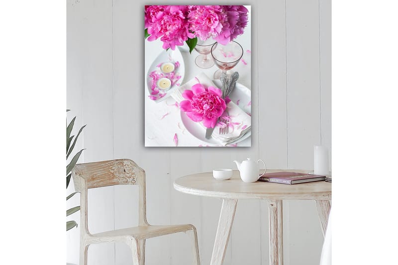Canvas taulu 70x100 cm - Kaunis kattaus vaaleanpunaisilla pioneilla ja eleganteilla laseilla - Vaaleanpunainen / Valkoinen - Sisustustuotteet - Taulu & taide - Canvas-taulu