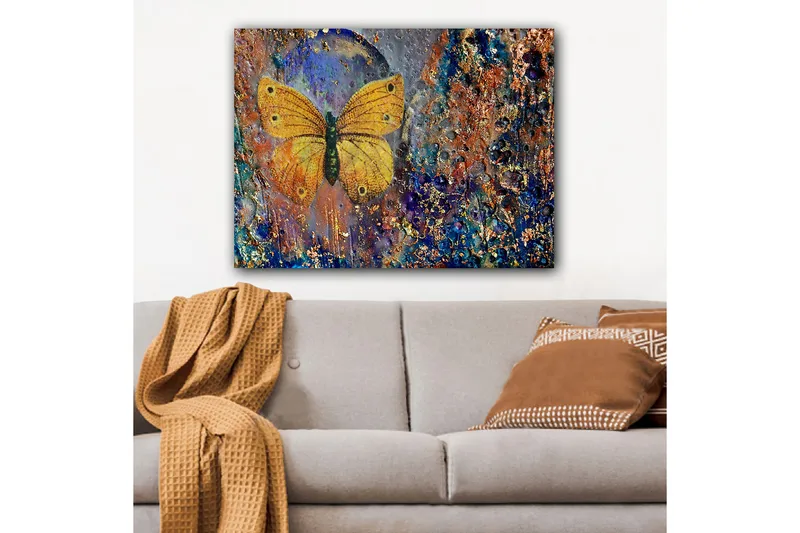 Canvas taulu 70x100 cm - Kaunis keltainen perhonen leijuu abstraktin taustan yllä värikkäillä yksityiskohdilla - Keltainen / Sininen / Ruskea - Sisustustuotteet - Taulu & taide - Canvas-taulu