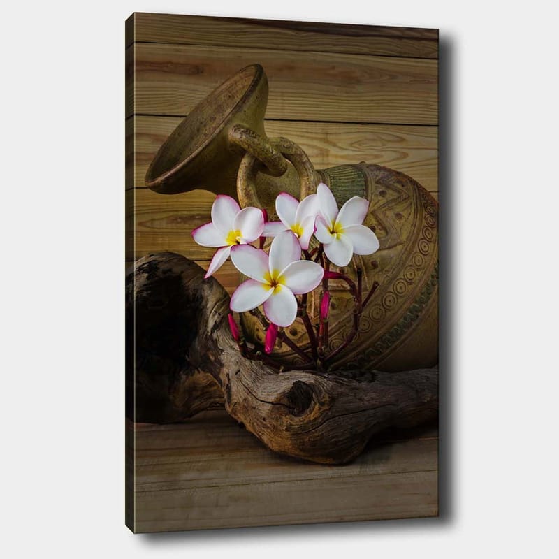 Canvas taulu 70x100 cm - Kaunis keraaminen ruukku valkoisilla kukilla ja puupalalla pohjana, Valkoinen / Vaaleanpunainen / Ruskea