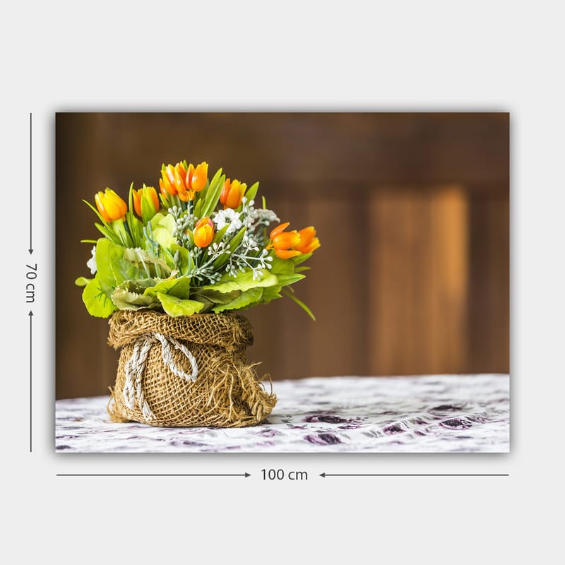 Canvas taulu 70x100 cm - Kaunis kimppu oransseja tulppaaneja ja vihreitä lehtiä juuttikorissa - Oranssi / Vihreä / Valkoinen - Sisustustuotteet - Taulu & taide - Canvas-taulu