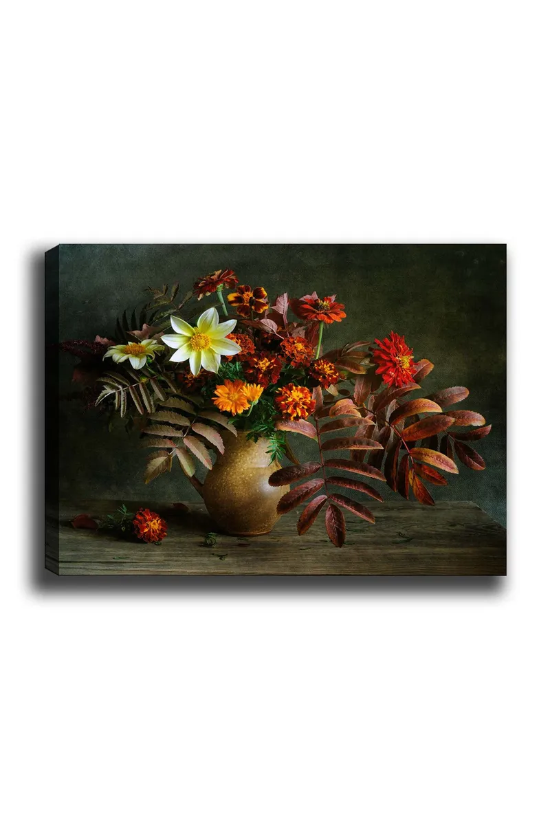 Canvas taulu 70x100 cm - Kaunis kimppu värikkäitä kukkia ja lehtiä keraamisessa maljakossa, Valkoinen / Oranssi / Punainen