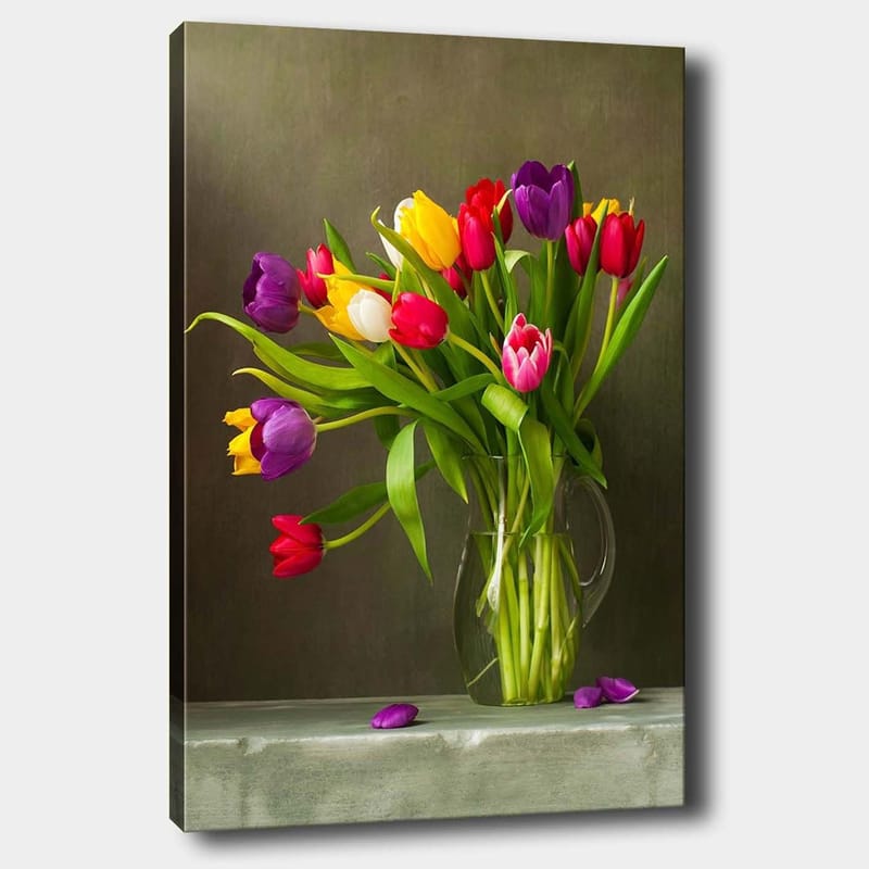 Canvas taulu 70x100 cm - Kaunis kimppu värikkäitä tulppaaneja lasimaljakossa, Violetti / Punainen / Keltainen