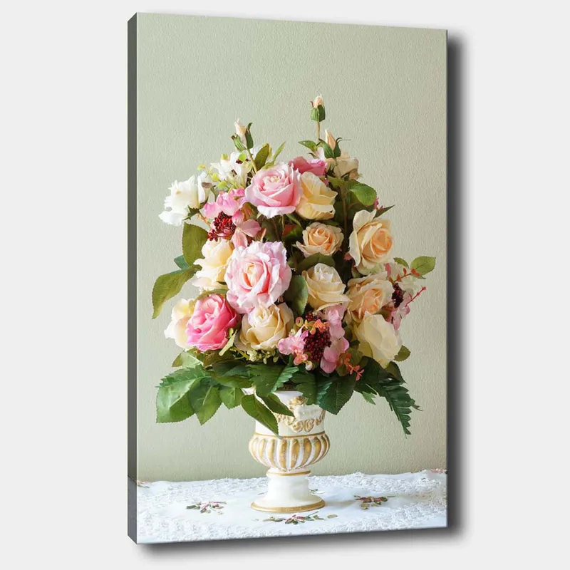 Canvas taulu 70x100 cm - Kaunis kimppu vaaleanpunaisia ja keltaisia ruusuja koristeellisessa maljakossa, Vaaleanpunainen / Keltainen / Vihreä