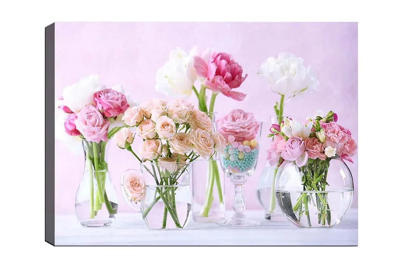 Canvas taulu 70x100 cm - Kaunis kimppu vaaleanpunaisia ja valkoisia kukkia erilaisissa lasimaljakoissa, Vaaleanpunainen / Valkoinen / Vihreä