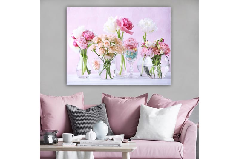 Canvas taulu 70x100 cm - Kaunis kimppu vaaleanpunaisia ja valkoisia kukkia erilaisissa lasimaljakoissa - Vaaleanpunainen / Valkoinen / Vihreä - Sisustustuotteet - Taulu & taide - Canvas-taulu