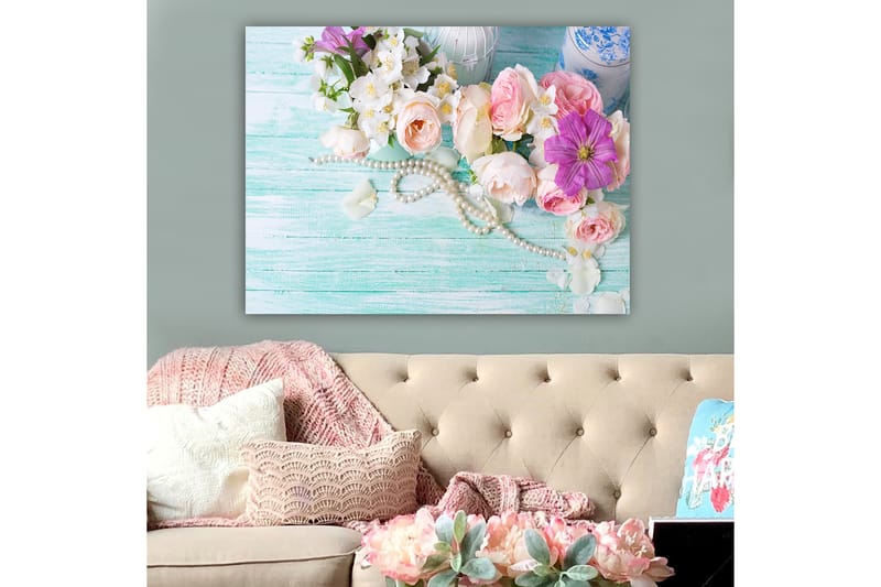 Canvas taulu 70x100 cm - Kaunis kimppu vaaleanpunaisia ja violetteja kukkia sekä helmiä vaaleanvihreällä taustalla - Vaaleanpunainen / Violetti / Valkoinen - Sisustustuotteet - Taulu & taide - Canvas-taulu