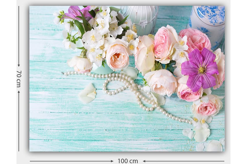 Canvas taulu 70x100 cm - Kaunis kimppu vaaleanpunaisia ja violetteja kukkia sekä helmiä vaaleanvihreällä taustalla - Vaaleanpunainen / Violetti / Valkoinen - Sisustustuotteet - Taulu & taide - Canvas-taulu